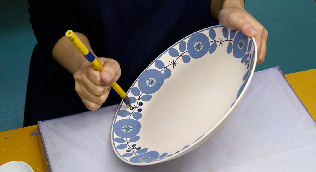 BLOOM」手仕事の連続でできあがる瑠璃色の環 | 白山陶器直営オンライン