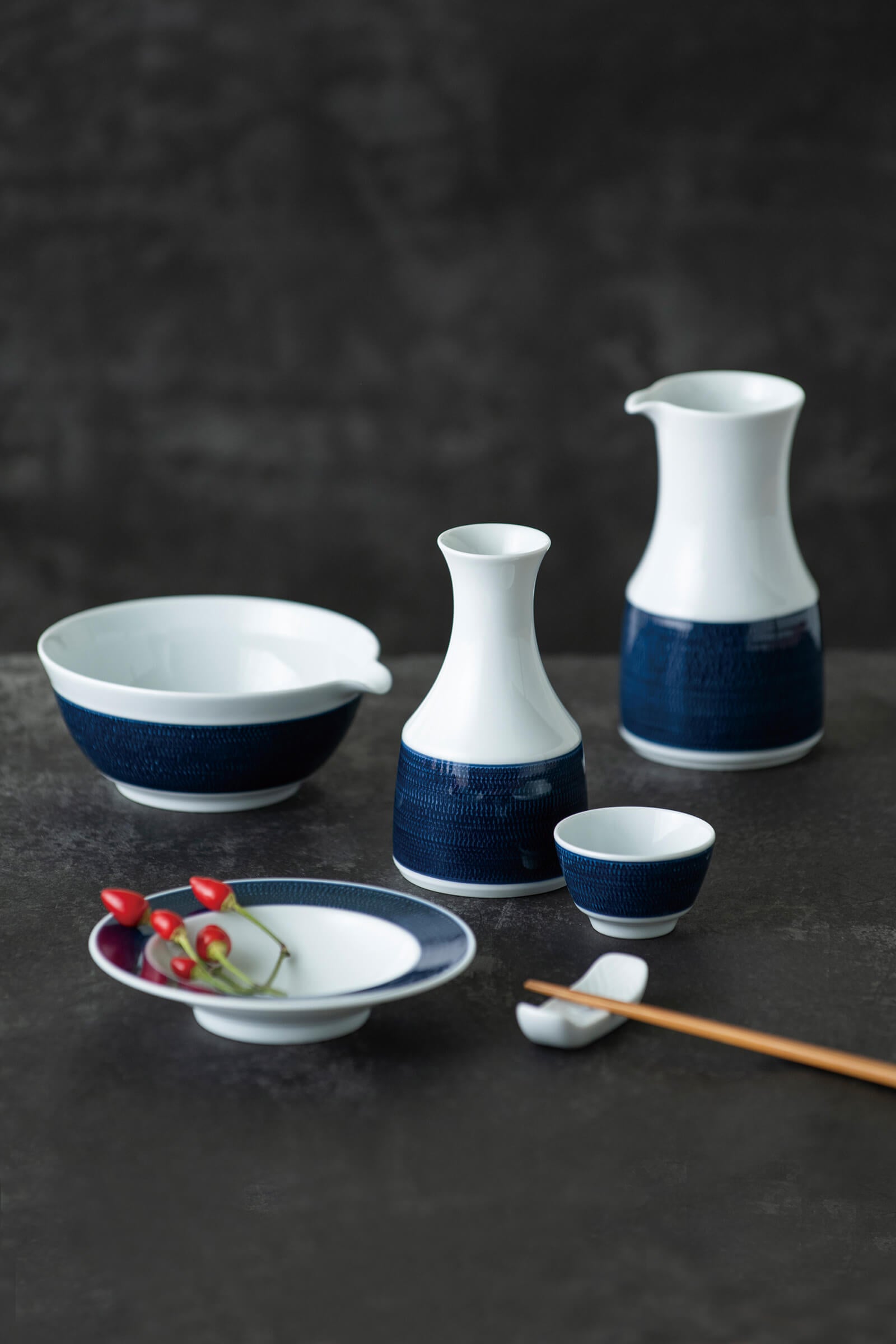 青白陶磁器の皿と花瓶セット 青白陶磁器の皿と花瓶セット