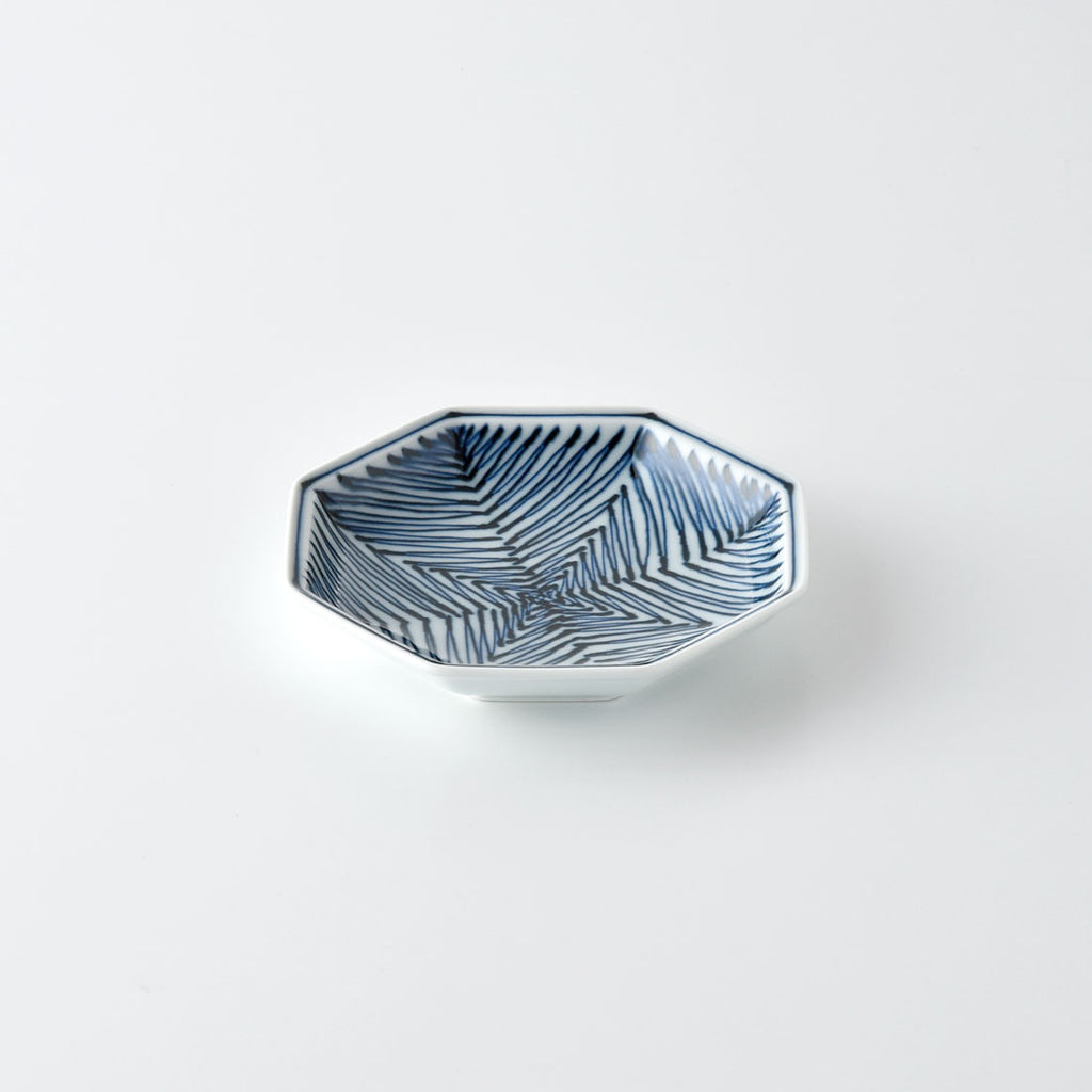 染付地紋 八角取皿 矢羽根 | 白山陶器直営オンラインストア