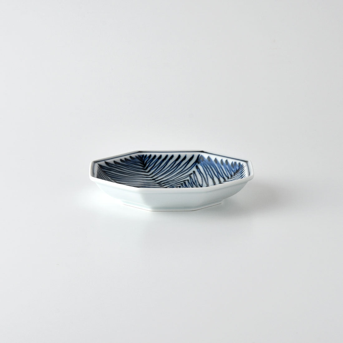 染付地紋 八角取皿 矢羽根 | 白山陶器直営オンラインストア